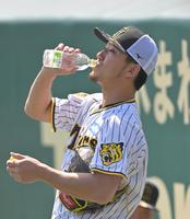 　練習中にペットボトルを口にする伊藤将（撮影・北村雅宏）