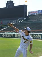 　キャッチボールする伊藤将（撮影・北村雅宏）