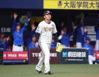 　１回、宮崎の右前打でベースカバーに向かった村上（撮影・中田匡峻）