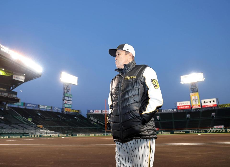 　薄暮での練習を見守る岡田監督（撮影・山口登）