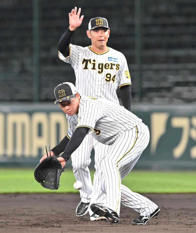 　ノックを受ける大山。奥は原口（撮影・北村雅宏）