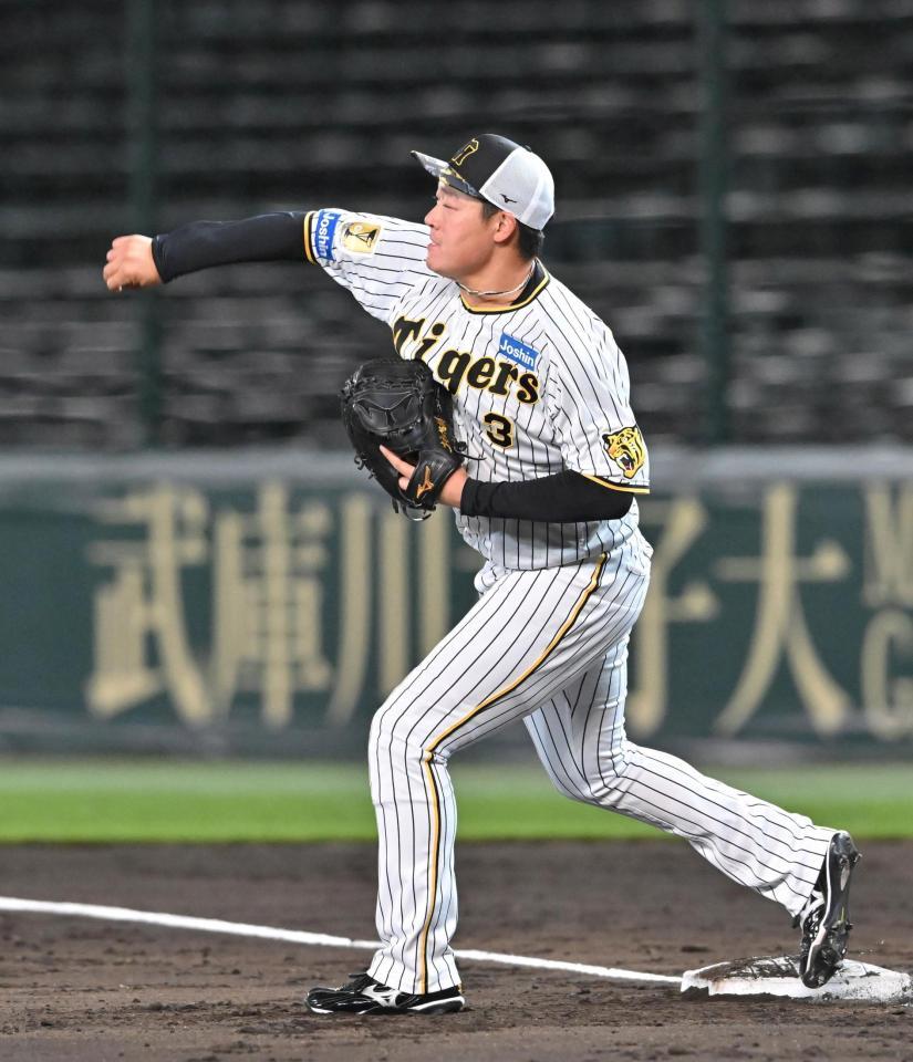 　守備練習で二塁へ送球する大山（撮影・北村雅宏）