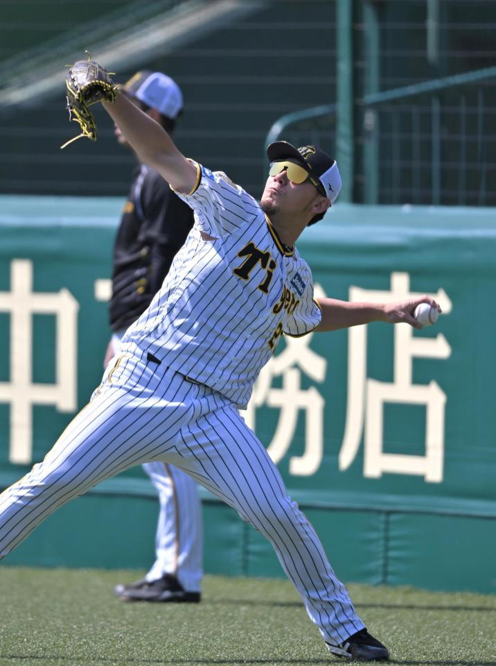 　入念にキャッチボールする伊藤将（撮影・北村雅宏）