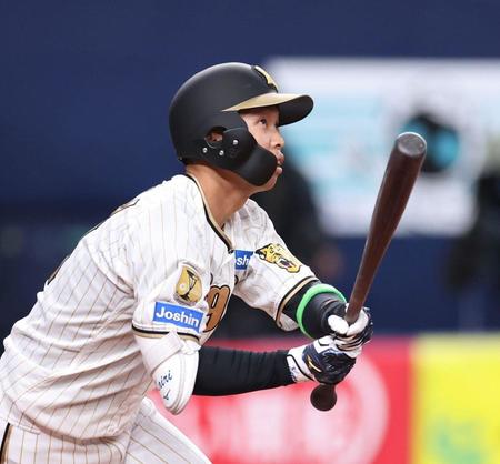 　３回、右前打を放つ島田（撮影・中田匡峻）＝２日