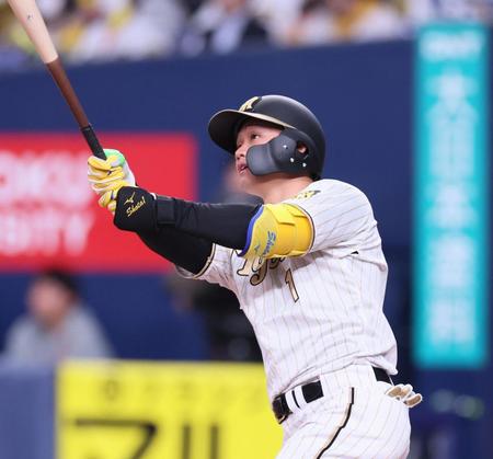 　６回、左翼スタンドへ逆転２ランを放つ森下（撮影・立川洋一郎）