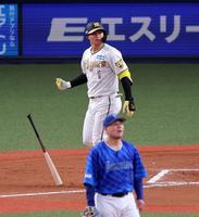 　６回、左越えに逆転２ランを放つ森下（撮影・山口登）