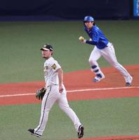 　６回、度会を二塁ゴロに打ち取る伊藤将（撮影・山口登）