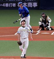 　１回、オースティンに先制ソロを許す伊藤将（撮影・山口登）