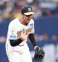 　８回、石上を空振り三振に斬り、渾身（こんしん）のガッツポーズを見せるゲラ（撮影・中田匡峻）