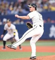 　力投する先発投手の伊藤将（撮影・中田匡峻）