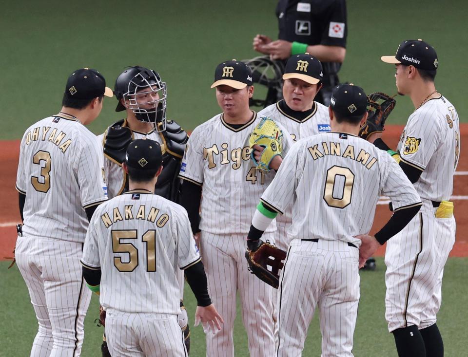 　１回、ピンチを迎えマウンドに集まる村上（中央）ら阪神ナイン（撮影・山口登）