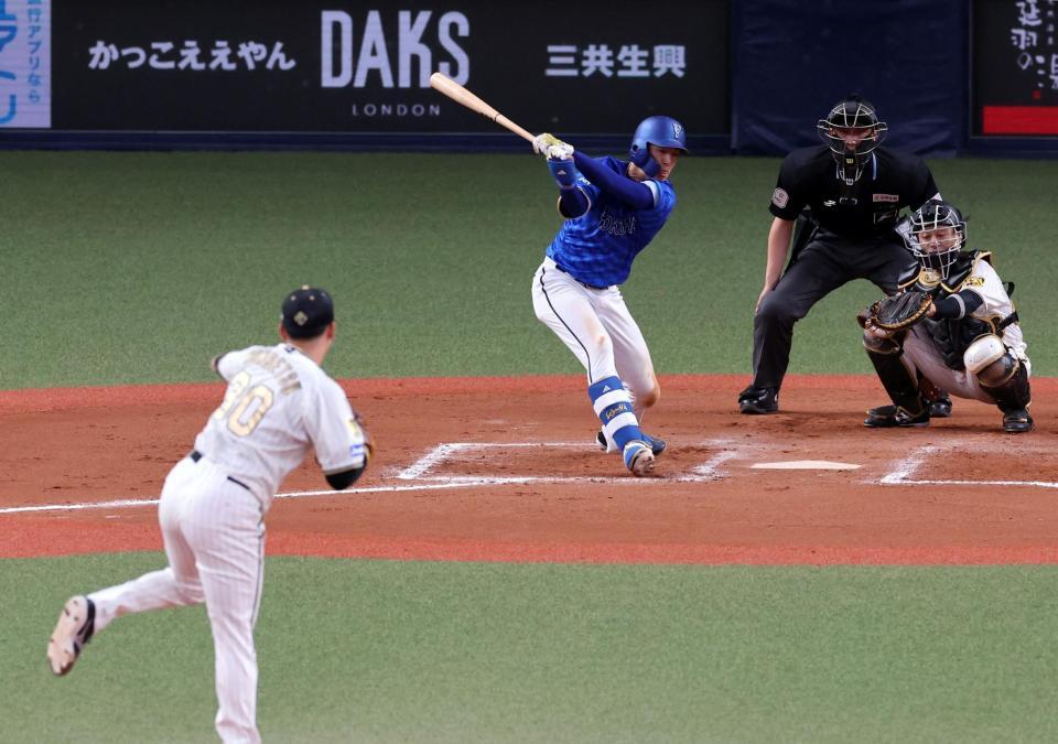 　８回、度会は門別の前に空振り三振に倒れる（撮影・山口登）