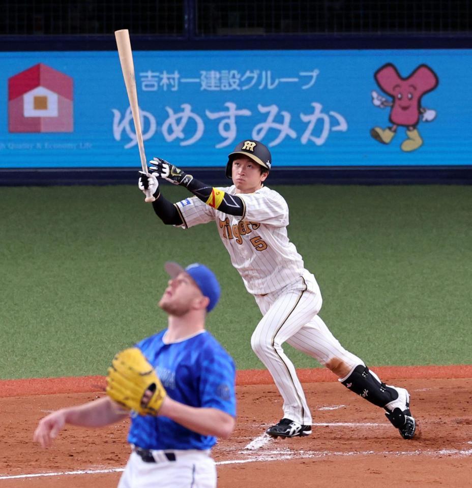 　８回、右越えにソロを放つ近本（撮影・山口登）