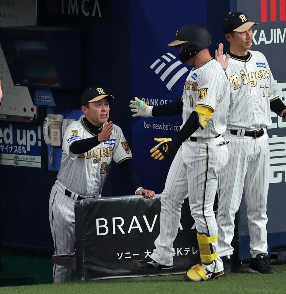 　６回、逆転２ランを放った森下を迎える岡田監督（左）＝撮影・山口登