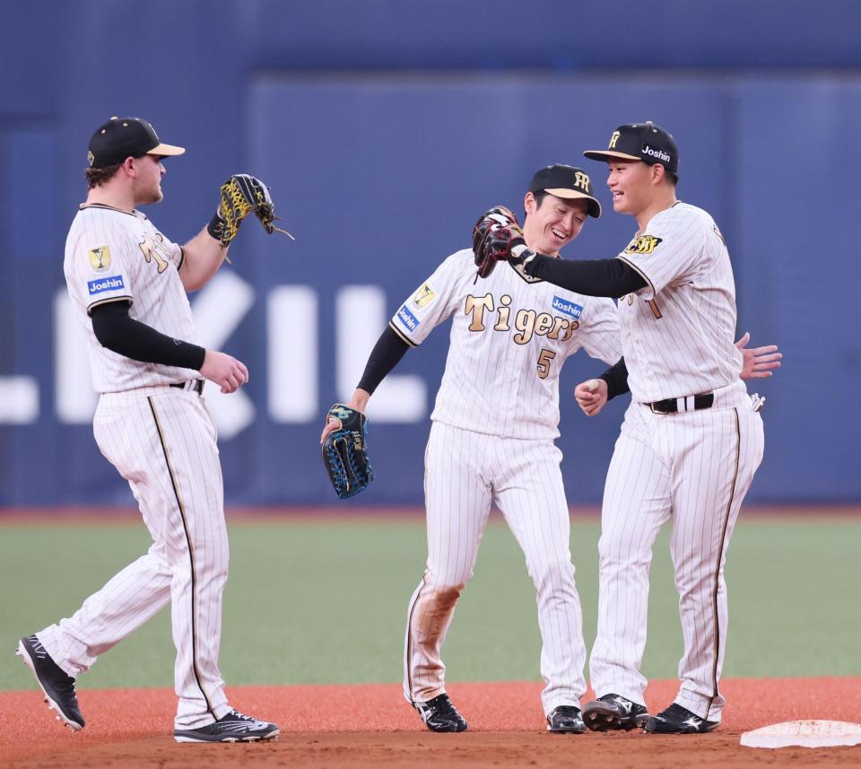 　９回、勝利が決まって喜び合う（右から）森下、近本、ノイジー（撮影・立川洋一郎）