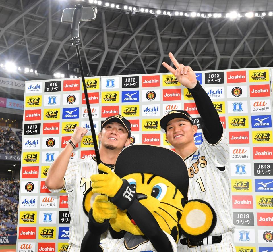 　今季初勝利を挙げた伊藤将（左）と決勝打を放った森下はお立ち台で笑顔を見せる（撮影・中田匡峻）