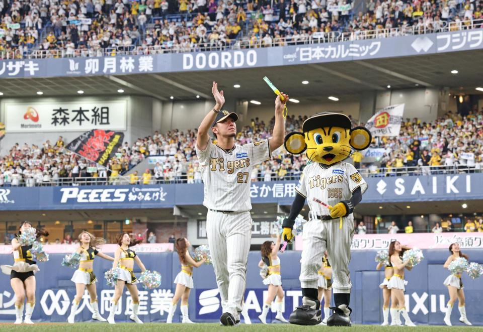 　今季初勝利を挙げた伊藤将はスタンドのファンに手を振りながら引き揚げる（撮影・中田匡峻）