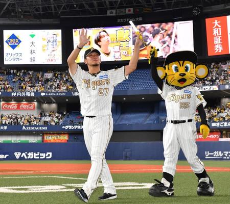 　今季初勝利を挙げた伊藤将はスタンドのファンに手を振りながら引き揚げる（撮影・中田匡峻）