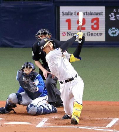 　６回、左越えに逆転２ランを放つ森下（捕手・山本）＝撮影・山口登