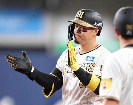 　９回、右前適時打を放ち、手をたたく佐藤輝
