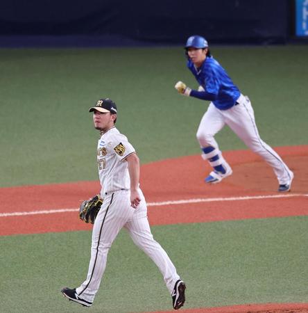 　６回、度会を二塁ゴロに打ち取る伊藤将（撮影・山口登）