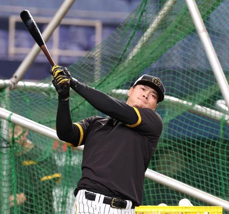 　気合の入った表情で素振りをする佐藤輝（撮影・中田匡峻）