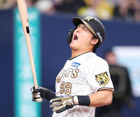 　２回、死球を受けた前川（撮影・中田匡峻）