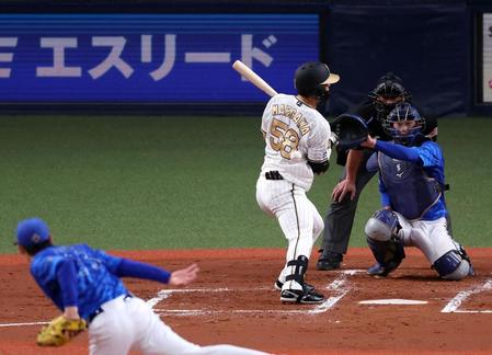 　２回、死球を受ける前川（投手・中川颯、捕手・松尾）＝撮影・山口登