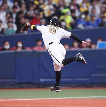 　３回、佐野の打球を好捕する三塁手の佐藤輝（撮影・中田匡峻）