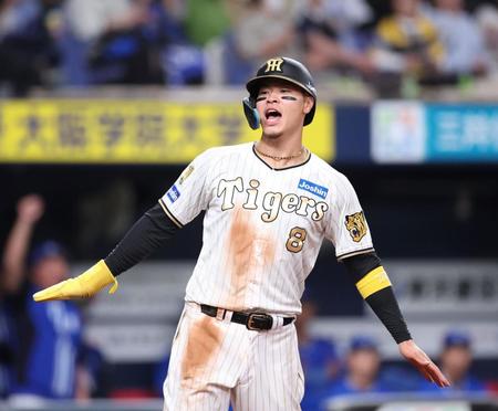 　４回、木浪の一ゴロで生還する三走の佐藤輝（撮影・中田匡峻）