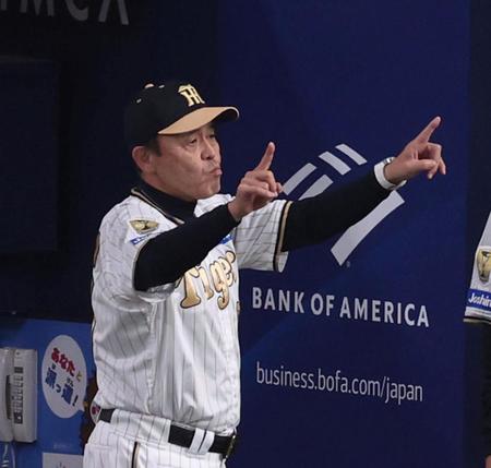 　４回、佐藤輝の三塁での判定にリプレイ検証のリクエストを要求する岡田監督（撮影・山口登）