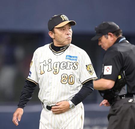 　７回裏の攻撃を終え、選手交代を告げた岡田監督（撮影・中田匡峻）