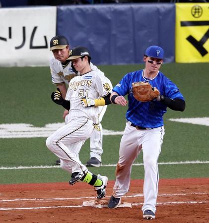　７回、併殺に倒れる中野（野手・オースティン）＝撮影・山口登