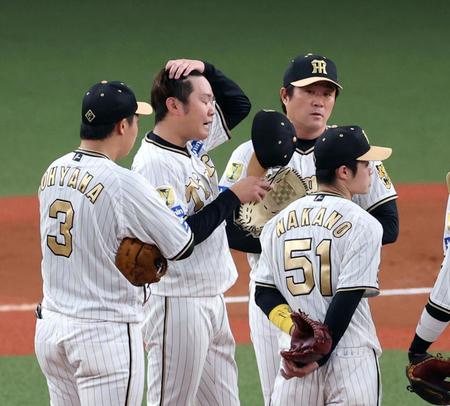 　６回、降板する西勇（中央）＝撮影・山口登