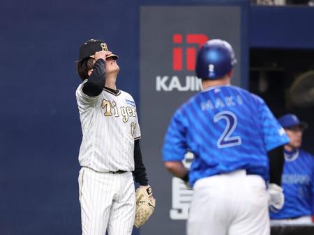 　６回、関根にライトへ適時二塁打を浴び、ガックリする西勇。右は生還した三走の牧（２）＝撮影・中田匡峻