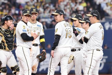 　６回、打席に代打の楠本を迎え、降板となった西勇（１６）＝撮影・中田匡峻
