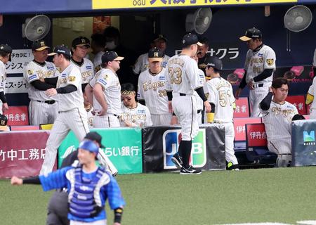 　ＤｅＮＡに敗れ、足早に引き揚げる岡田監督（右端）＝撮影・山口登