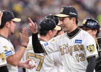 　伊藤将（左）にウイニングボールを渡した岩崎