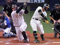 　４回に左前適時打を放つ大山（左）、８回に右前適時打を放つ佐藤輝