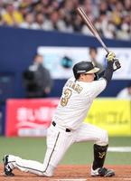 　４回、左前適時打を放つ大山（撮影・中田匡峻）