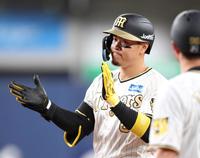 　９回、右前適時打を放ち、手をたたく佐藤輝