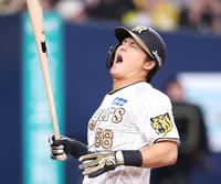 　２回、死球を受けた前川（撮影・中田匡峻）