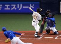 　２回、死球を受ける前川（投手・中川颯、捕手・松尾）＝撮影・山口登