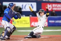 　４回、木浪の一ゴロで生還する三走の佐藤輝。左は捕手の松尾（撮影・中田匡峻）