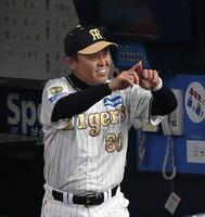 　４回、佐藤輝の本塁アウトの判定にリプレイ検証のリクエストを要求する岡田監督（撮影・山口登）