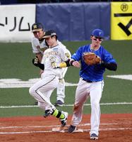 　７回、併殺に倒れる中野（野手・オースティン）＝撮影・山口登