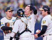 　６回、降板が決まりマウンドでナインと話をする西勇（中央奥）＝撮影・立川洋一郎