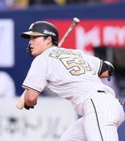 　８回、左前打を放つ前川（撮影・立川洋一郎）