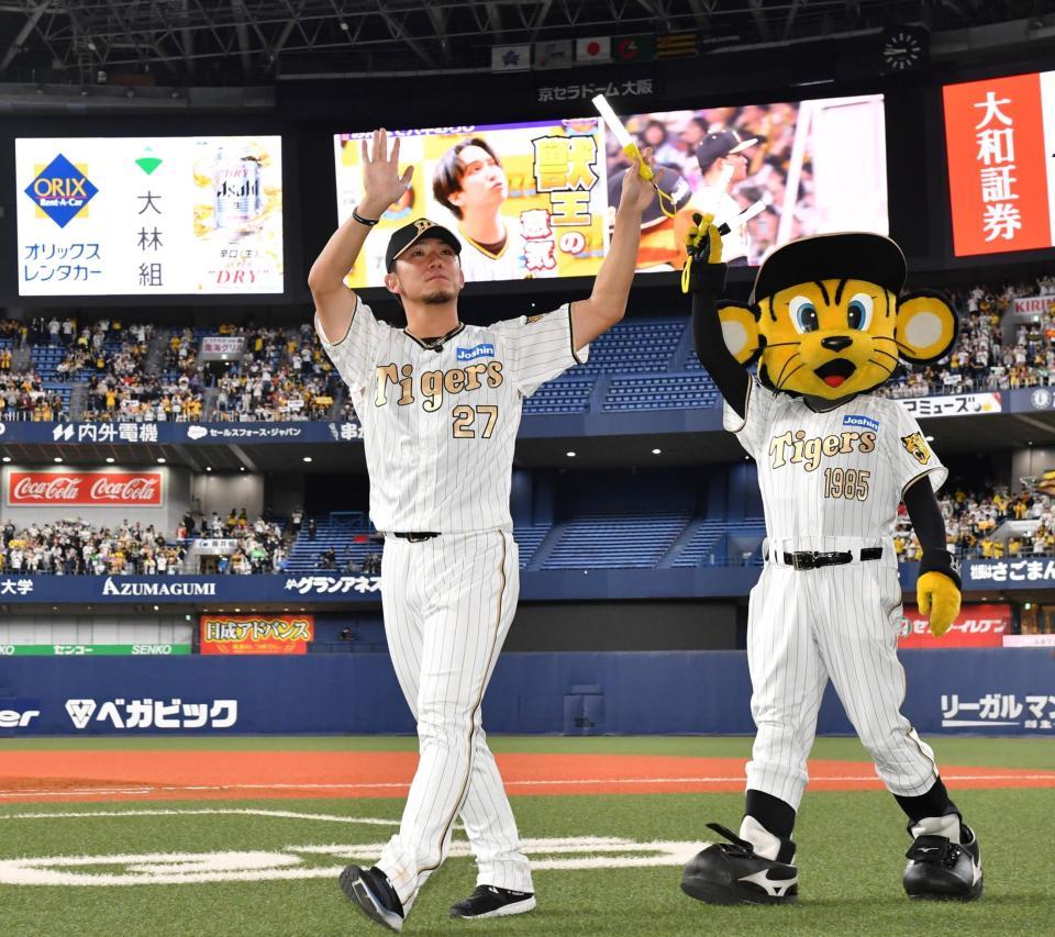 　今季初勝利を挙げた伊藤将はスタンドのファンに手を振りながら引き揚げる（撮影・中田匡峻）