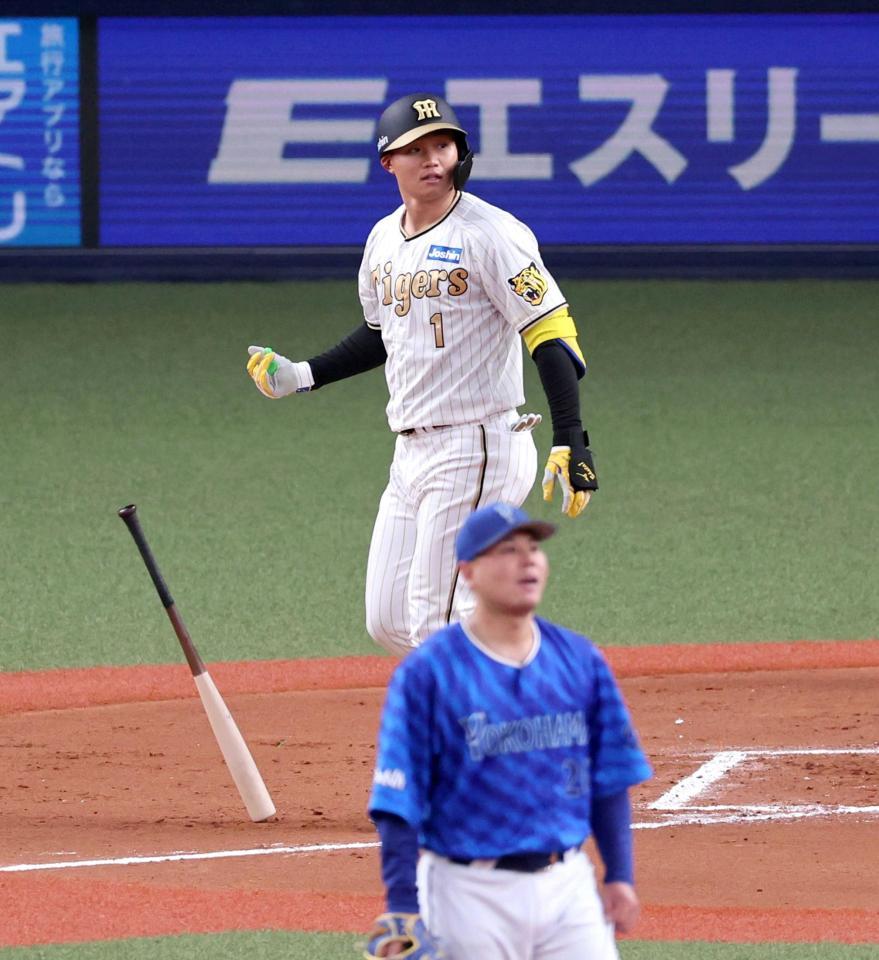 　手応えを感じ、バットをゆっくりと投げる森下（撮影・山口登）
